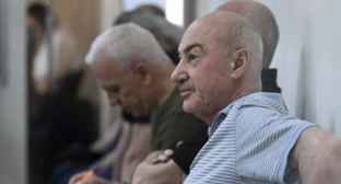 Армянские пленные на рассмотрении апелляции. Скриншот фото Report от 24.07.26, https://report.az/ru/proisshestviya/bakinskij-apellyacionnyj-sud-prodolzhil-slushaniya-po-zhalobam-grazhdan-armenii#gallery_9ead3a3a30e16b0efe3c8dbc4dcac599-8