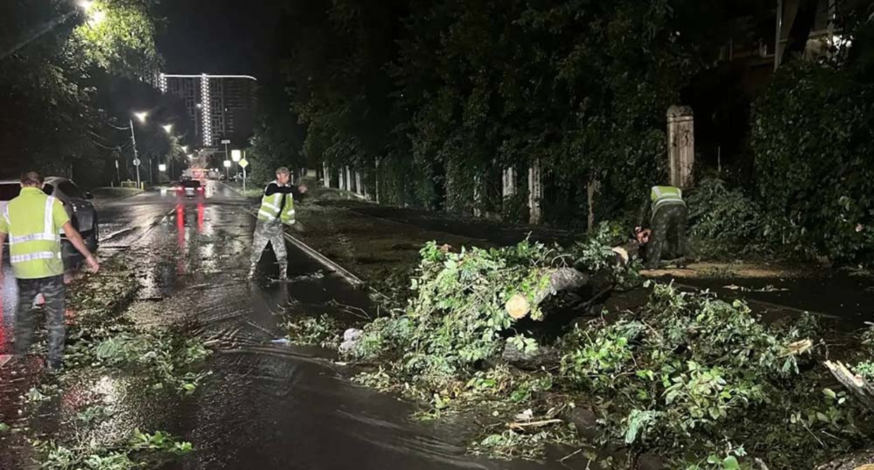 Последствия урагана в Ростове-на-Дону. Фото из телеграм-канала мэра города Александра Скрябина – https://t.me/SkryabinAlexander/4471 Последствия урагана в Ростове-на-Дону. Фото из телеграм-канала мэра города Александра Скрябина – https://t.me/SkryabinAlexander/4471