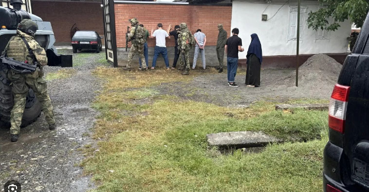 Сотрудники правоохранительных органов задерживают подозреваемых. 31 июля 2026 г. Скриншот видео https://t.me/mvdri/10800 Сотрудники правоохранительных органов задерживают подозреваемых. 31 июля 2026 г. Скриншот видео https://t.me/mvdri/10800