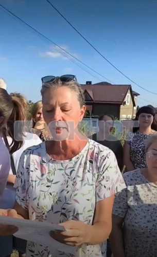 Кадр видеообращения жителей поселка Южный в Ростовской области к Бастрыкину. Фото: Блокнот Ростов-На-Дону / ВКонтакте Кадр видеообращения жителей поселка Южный в Ростовской области к Бастрыкину. Фото: Блокнот Ростов-На-Дону / ВКонтакте