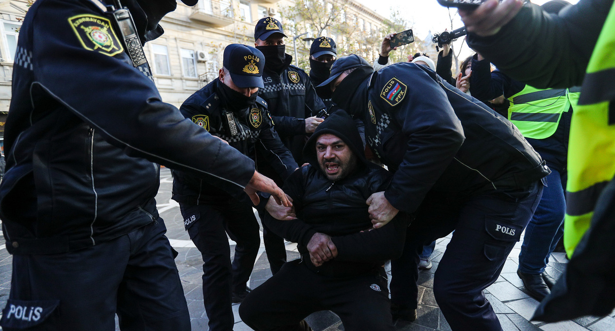 Сотрудники полиции задерживают активиста в Баку. Фото Азиза Каримова для "Кавказского узла" Сотрудники полиции задерживают активиста в Баку. Фото Азиза Каримова для "Кавказского узла"