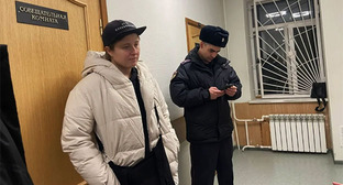 Елена Патяева и сотрудник полиции после заседания. Фото: Валерия Шимаковская / MR7