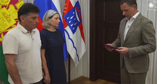 Вручение награды родителям Айка Роганяна. 26 августа 2026 г. Фото: мэр Сочи Андрей Прошунин