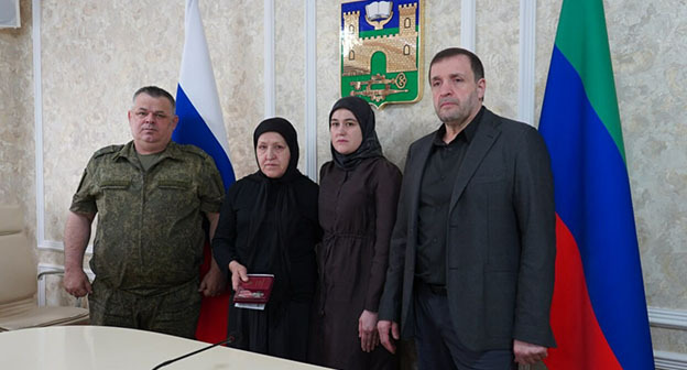 Церемония передачи ордена Мужества семье погибшего участника специальной военной операции Ислама Асулбегова. Июль 2026 г. Фото: Администрация г. Хасавюрт Церемония передачи ордена Мужества семье погибшего участника специальной военной операции Ислама Асулбегова. Июль 2026 г. Фото: Администрация г. Хасавюрт