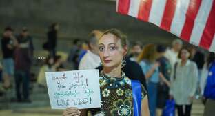 Участники непрерывных протестов в Тбилиси в 642-й день. Надпись на плакате: "Мафиозный мэр Кахи Каладзе", Фото: MO SE / Facebook