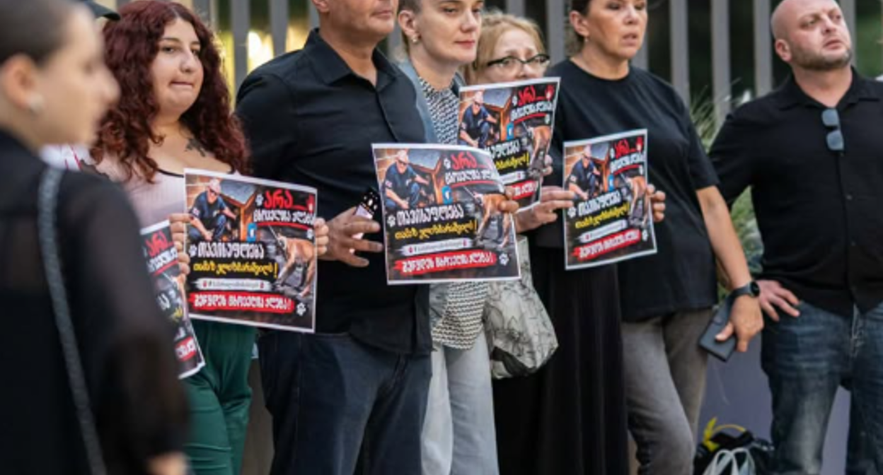 Акция зоозащитников. Скриншот фото Publika от 06.09.26, https://www.facebook.com/photo?fbid=1862280591838149&set=pb.100041686795244.-2207520000(деятельность компании Meta, владеющей соцсетью, запрещена в России). Акция зоозащитников. Скриншот фото Publika от 06.09.26, https://www.facebook.com/photo?fbid=1862280591838149&set=pb.100041686795244.-2207520000(деятельность компании Meta, владеющей соцсетью, запрещена в России).