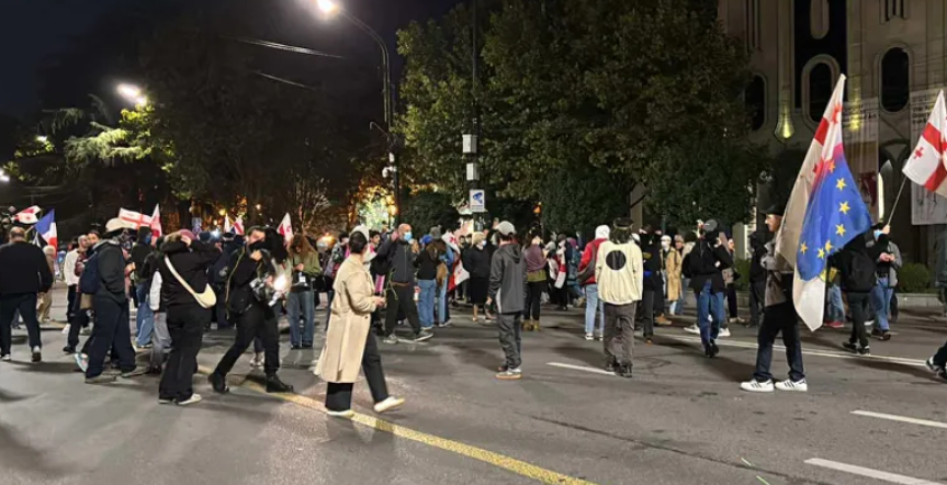 Акция протеста на проспекте Руставели. Скриншот фото "Интерпрессньюс", https://www.interpressnews.ge/ru/article/171027-na-prospekte-rustaveli-vozobnovilas-aktsiia-protesta