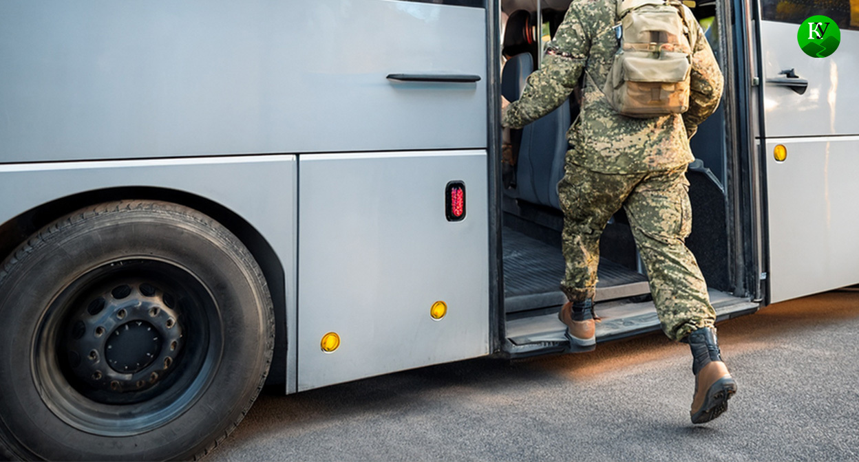 Военнослужащий заходит в автобус. Иллюстрация создана «Кавказским узлом» с помощью ИИ в программе Copilot Военнослужащий заходит в автобус. Иллюстрация создана «Кавказским узлом» с помощью ИИ в программе Copilot