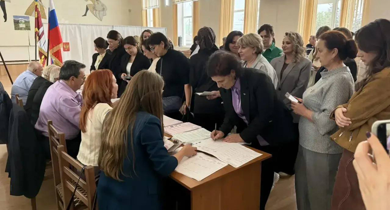 На избирательном участке в Кабардино-Балкарии. Фото: пресс-служба изибркома республики - https://t.me/izbirkom_kbr/8108 На избирательном участке в Кабардино-Балкарии. Фото: пресс-служба изибркома республики - https://t.me/izbirkom_kbr/8108