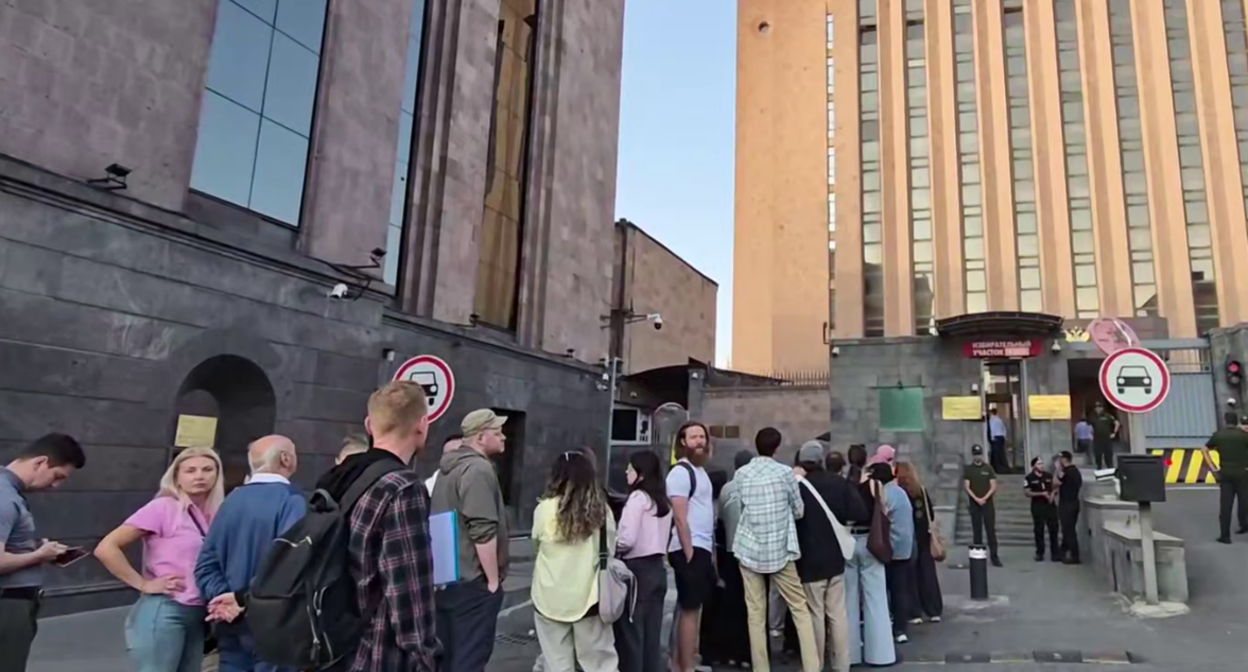 Очередь в Ереване. Стоп-кадр видео "Известий" от 20.09.26, https://t.me/izvestia/251758. Очередь в Ереване. Стоп-кадр видео "Известий" от 20.09.26, https://t.me/izvestia/251758.