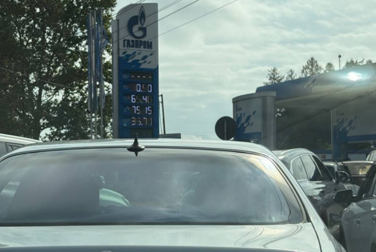 Очередь на заправку Газпром. Скриншот фото из чата "Бензин Осетия" от 27.09.26, https://t.me/c/4494321911/20211 Очередь на заправку Газпром. Скриншот фото из чата "Бензин Осетия" от 27.09.26, https://t.me/c/4494321911/20211