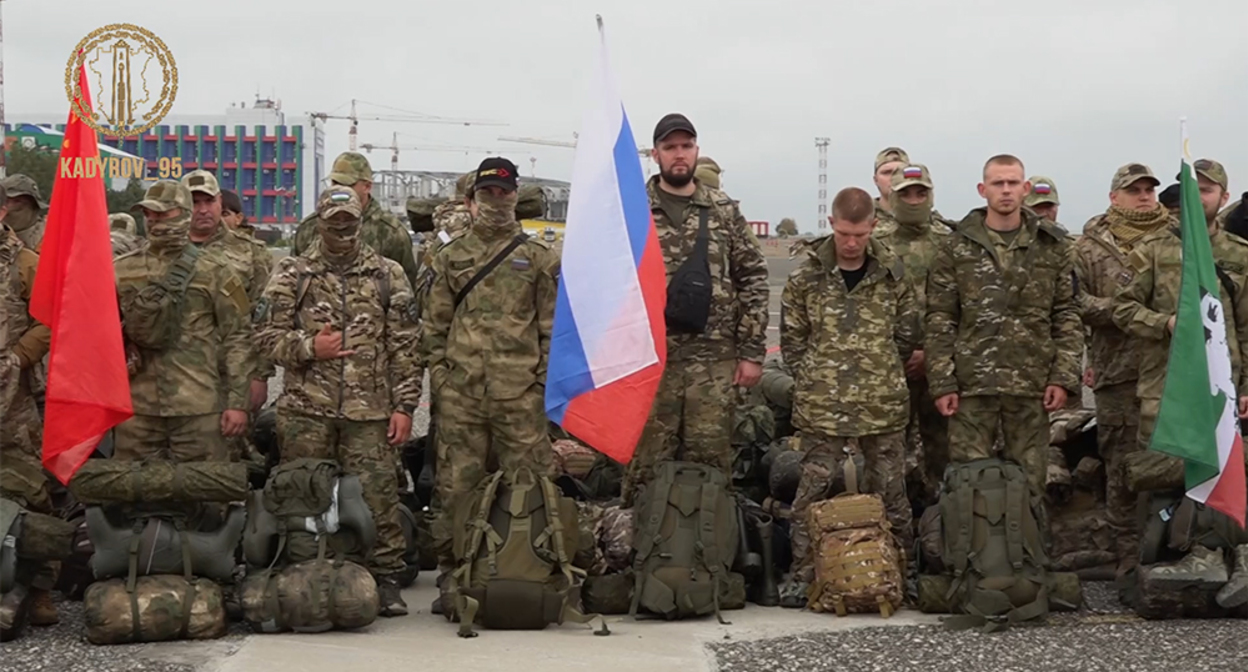 Военнослужащие в аэропорту Грозного. Кадр из видео в телеграм-канале Рамзана Кадырова Военнослужащие в аэропорту Грозного. Кадр из видео в телеграм-канале Рамзана Кадырова