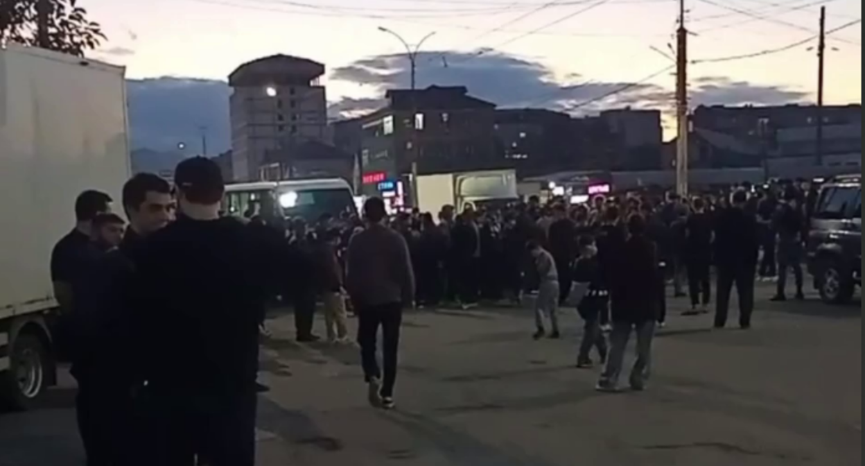 Жители перекрыли движение в Махачкале. Стоп-кадр видео "Спросите у Расула" от 30.09.26, https://t.me/askrasul/71616. Жители перекрыли движение в Махачкале. Стоп-кадр видео "Спросите у Расула" от 30.09.26, https://t.me/askrasul/71616.