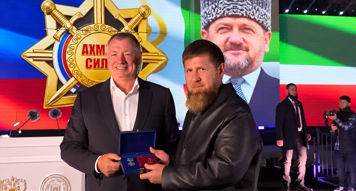 Вручение награды Кадырову. Кадр из видео: https://t.me/ostorozhno_novosti Вручение награды Кадырову. Кадр из видео: https://t.me/ostorozhno_novosti
