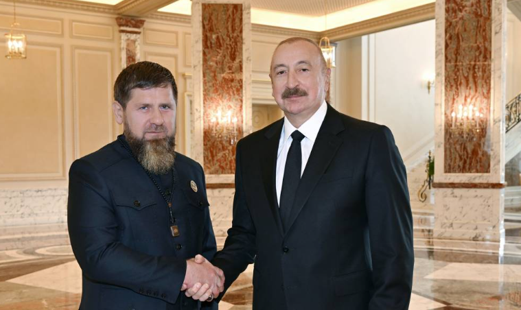 Рамзан Кадыров (слева) и Ильхам Алиев. Скриншот фото от 10.10.26, https://president.az/ru/articles/view/73828