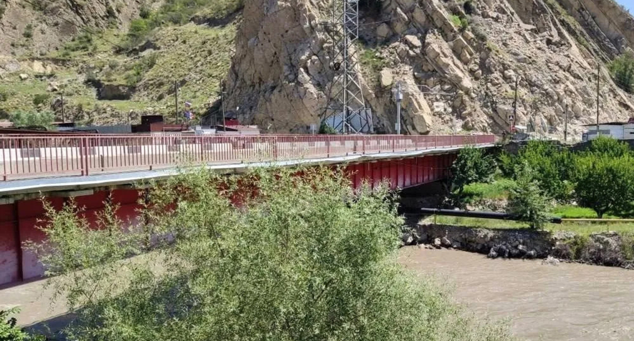 Кадр Красный мост в Дагестане через реку Кара-Койсу. Фото: Эксперт Юг / https://www.expertsouth.ru/news/v-dagestane-izza-ugrozy-obrusheniya-perekryli-dvizhenie-po-krasnomu-mostu/ Кадр Красный мост в Дагестане через реку Кара-Койсу. Фото: Эксперт Юг / https://www.expertsouth.ru/news/v-dagestane-izza-ugrozy-obrusheniya-perekryli-dvizhenie-po-krasnomu-mostu/