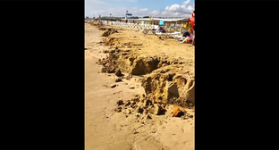 Пляж в Анапе после шторма. Кадр из видео https://krd.gorod.space/plyazhi-anapy-prevratilis-v-glinyanye-obryvy/