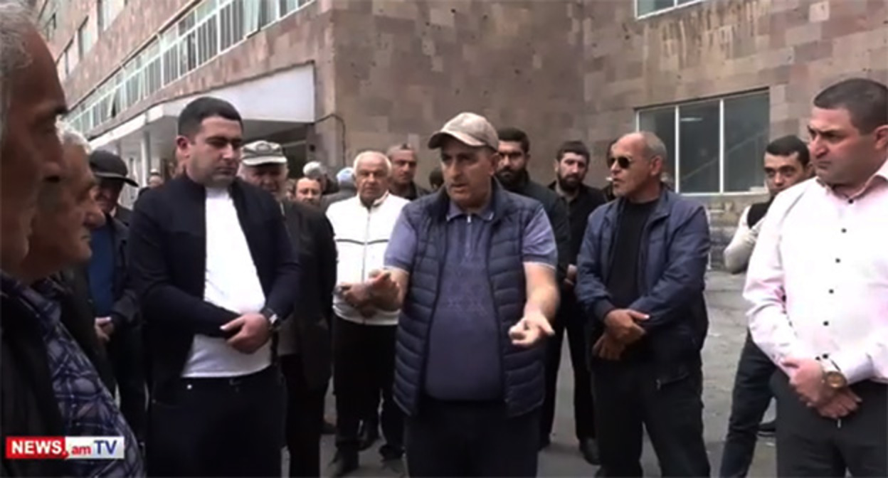 Акция протеста сотрудников "Раздан-цемент". 21 октября 2026 г. Скриншот видео https://news.am/ru/video/1069344 Акция протеста сотрудников "Раздан-цемент". 21 октября 2026 г. Скриншот видео https://news.am/ru/video/1069344