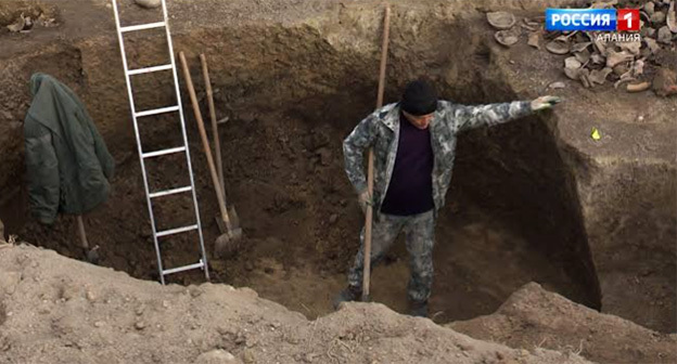 Раскопки в Зильгинском городище. Скриншот видео https://alaniatv.ru/arheologi-nashli-bolee-150-artefaktov-v-zilginskom-gorodishhe/?utm_source=google.com&utm_medium=organic&utm_campaign=google.com&utm_referrer=google.com Раскопки в Зильгинском городище. Скриншот видео https://alaniatv.ru/arheologi-nashli-bolee-150-artefaktov-v-zilginskom-gorodishhe/?utm_source=google.com&utm_medium=organic&utm_campaign=google.com&utm_referrer=google.com