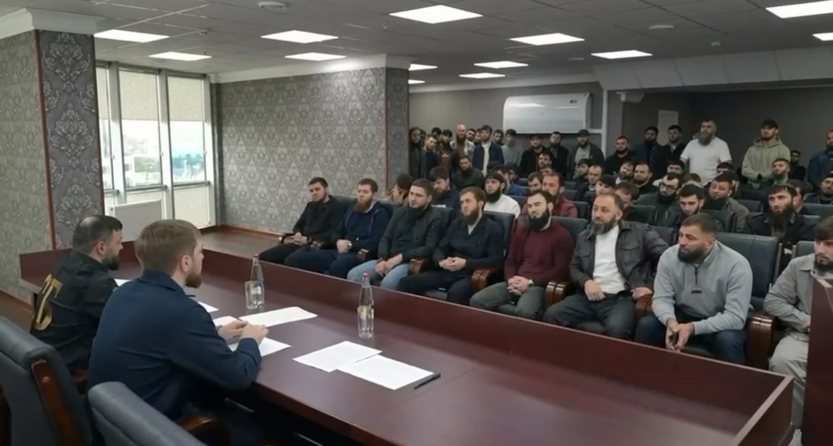 Представители Совбеза Чечни и владельцы детейлинг-центров. Кадр видео Совета безопасности Чечни https://t.me/sovbez95/597 Представители Совбеза Чечни и владельцы детейлинг-центров. Кадр видео Совета безопасности Чечни https://t.me/sovbez95/597