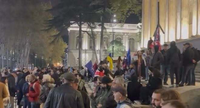 Демонстранты под стенами парламента Грузии. Фото: Giorgi Mumladze Демонстранты под стенами парламента Грузии. Фото: Giorgi Mumladze