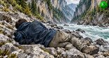 Турист после падения. Иллюстрация создана «Кавказским узлом» с помощью ИИ в программе Copilot