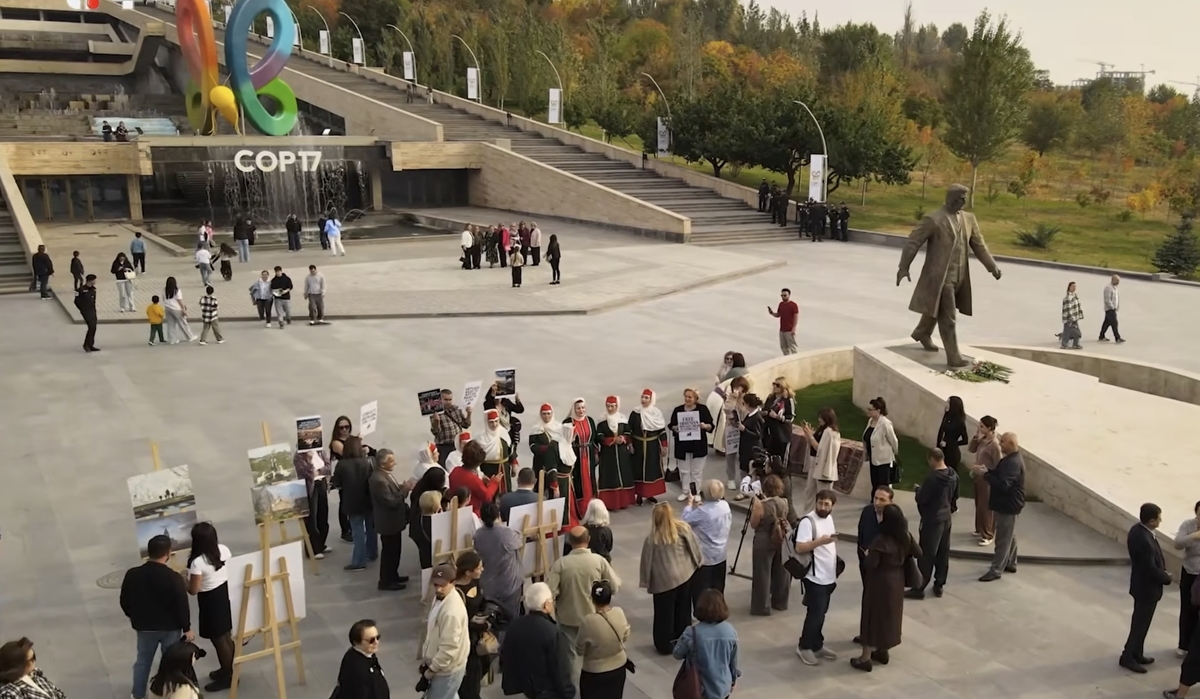 Акция “Откройте для себя Арцах. Давайте познакомимся!” возле входа в “зеленую зону” COP17. Кадр видеосюжета 
Artsakh Public TV / YouTube