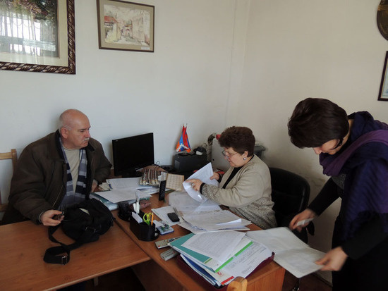 В кабинете директора дома-интерната Ноны Мусаелян, перед тем, как поехать за закупом вещей. В кабинете директора дома-интерната Ноны Мусаелян, перед тем, как поехать за закупом вещей.