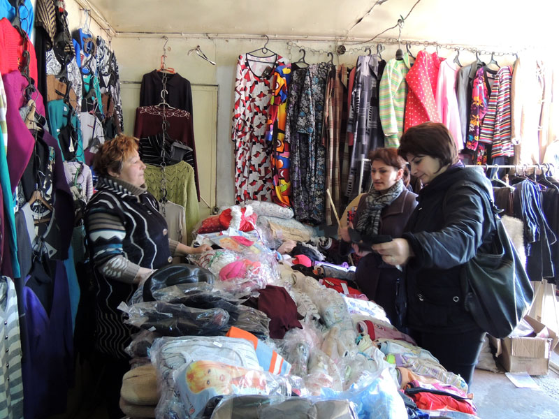 В магазине промтоваров. В магазине промтоваров.