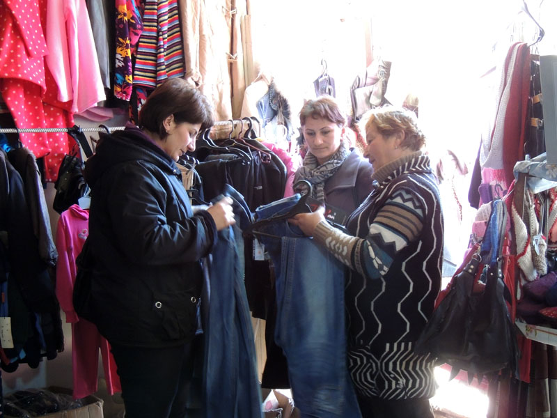 Лия (слева) и Гаяне (в середине) обсуждают с продавщицей Нурвард... Лия (слева) и Гаяне (в середине) обсуждают с продавщицей Нурвард...