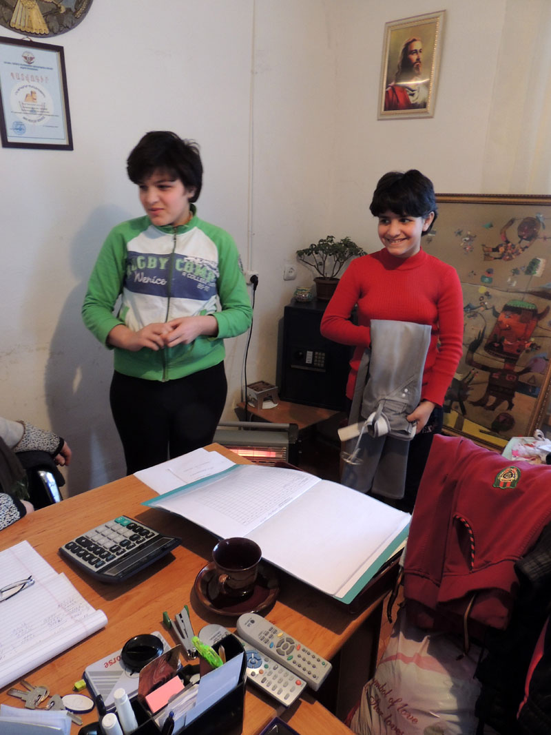 Лусине (слева) и Нуне пришли получить вещи. Лусине (слева) и Нуне пришли получить вещи.