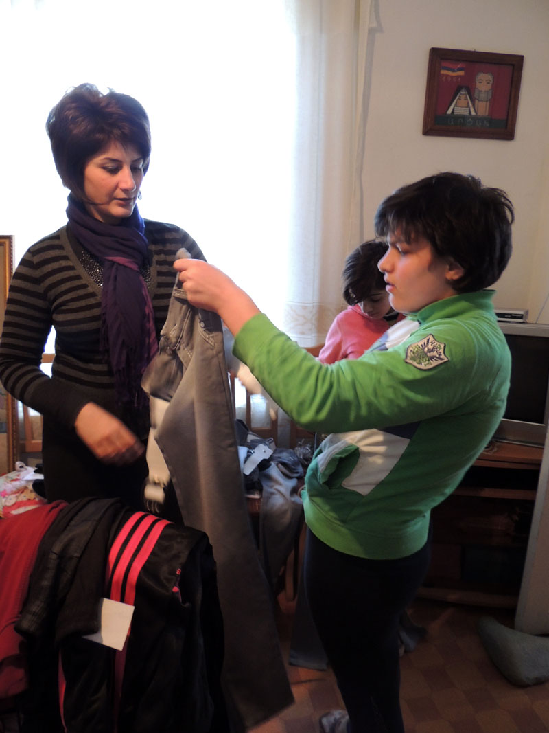 Лия даёт Лусине брюки, чтобы та примерила. Лия даёт Лусине брюки, чтобы та примерила.