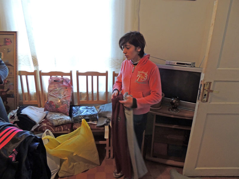 Карине присматривается к вещам... Карине присматривается к вещам...