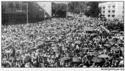 Митинг в Степанакерте. Февраль 1988г. Митинг в Степанакерте. Февраль 1988г.