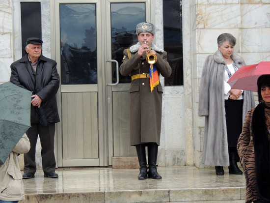 Гимн играет НКР военнослужащий Армии обороны Нагорного Карабаха. Гимн играет НКР военнослужащий Армии обороны Нагорного Карабаха.