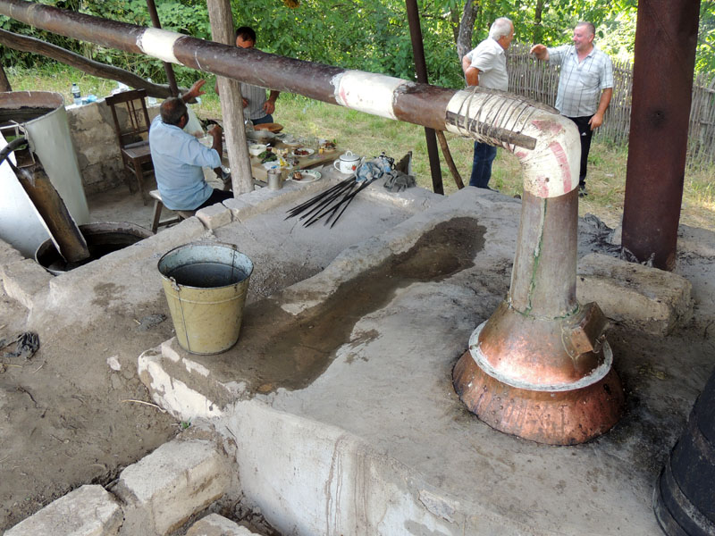 Самогонный аппарат. Справа медный таз, куда сваливается готовую массу сбродившейся туты. Самогонный аппарат. Справа медный таз, куда сваливается готовую массу сбродившейся туты.