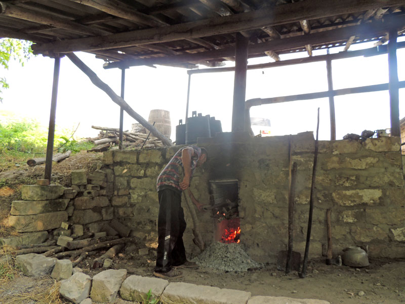 Самвел поддерживает огонь. Самвел поддерживает огонь.