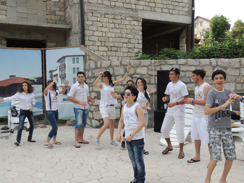 Арцахи дзайн, выступает Арег Варданян, которого готовят для Евровидения.