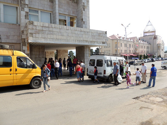 Загружаемся в машины.