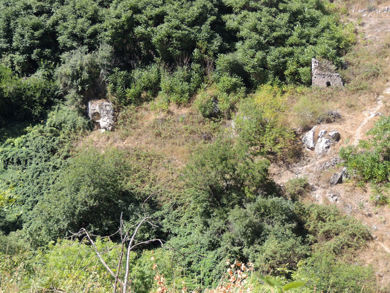 Правая сторона ущелья, видны остатки, стены домов. Правая сторона ущелья, видны остатки, стены домов.