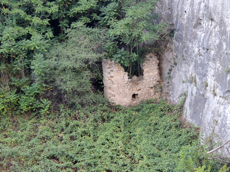Этот дом "приютился" прямо под отвесной скалой. Этот дом "приютился" прямо под отвесной скалой.