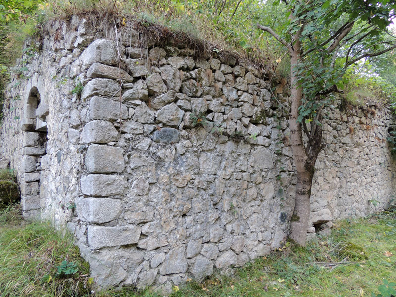 Это, более или менее сохранившийся дом, точнее, стены этого дома неплохо сохранились. Это, более или менее сохранившийся дом, точнее, стены этого дома неплохо сохранились.