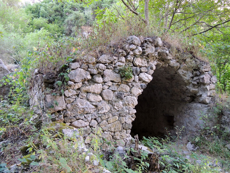 Стены дома сделаны из речных булыжников. Стены дома сделаны из речных булыжников.