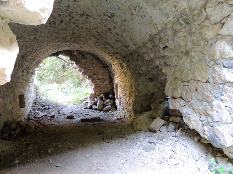 Этот дом, по сравнению с другими, как видно, был большой. Этот дом, по сравнению с другими, как видно, был большой.