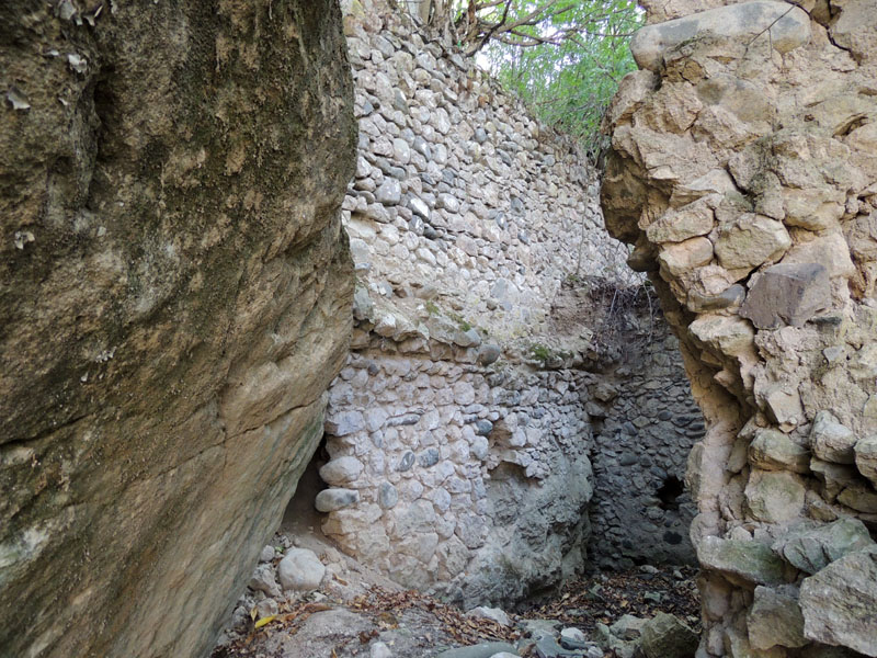 Стены разрушенного дома. Стены разрушенного дома.