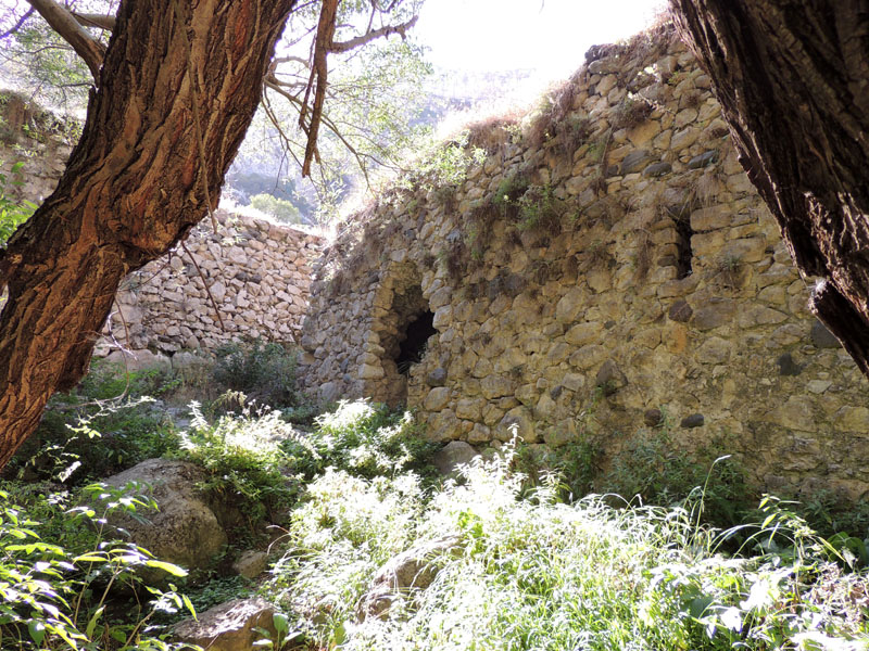 Дом за мостом, прямо у берега реки. Дом за мостом, прямо у берега реки.