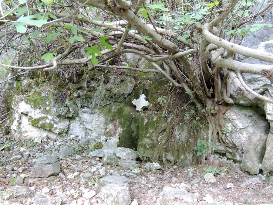 На этом месте раньше был родник, теперь он высох. Недавно здесь поставили небольшой хачкар. На этом месте раньше был родник, теперь он высох. Недавно здесь поставили небольшой хачкар.