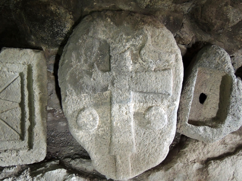 Хачкар в музее монастыря Цицернаванк.