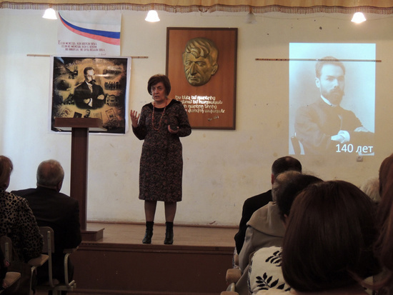 Вера Хачатрян открывает вечер посвящённый Валерию Брюсову. Вера Хачатрян открывает вечер посвящённый Валерию Брюсову.