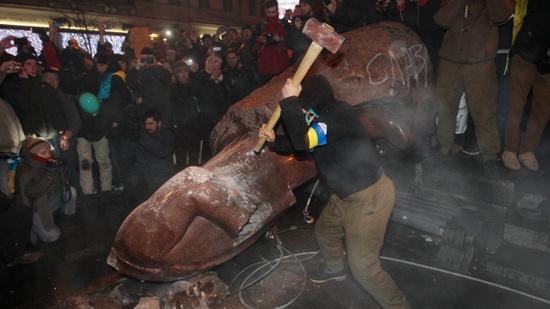 Снос памятника Ленину в Киеве. Снос памятника Ленину в Киеве.